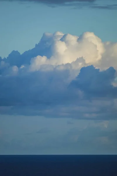 美丽的蓝色背景 海水和地平线 天空白云 — 图库照片
