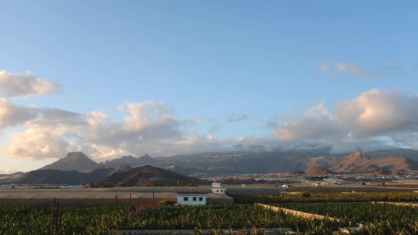 Nubes Sobre Montañas Edificios Cerca Del Campo Agrícola — Vídeos de Stock