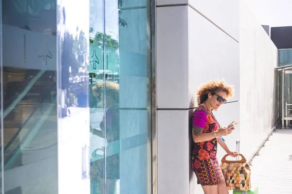Fiatal Gyönyörű Divat Használja Modern Telefont Csatlakozni Emberek Repülőtéren Kívül — Stock Fotó