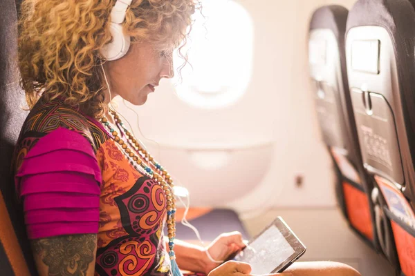 Siège Femme Caucasienne Intérieur Avion Utiliser Dispositif Tablette Connecté Internet — Photo