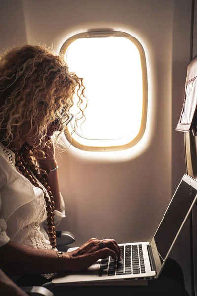 Kaunis Nainen Matkustaa Lentokoneessa Lennon Käyttää Henkilökohtaista Kannettavaa Tietokonetta Aluksella — kuvapankkivalokuva