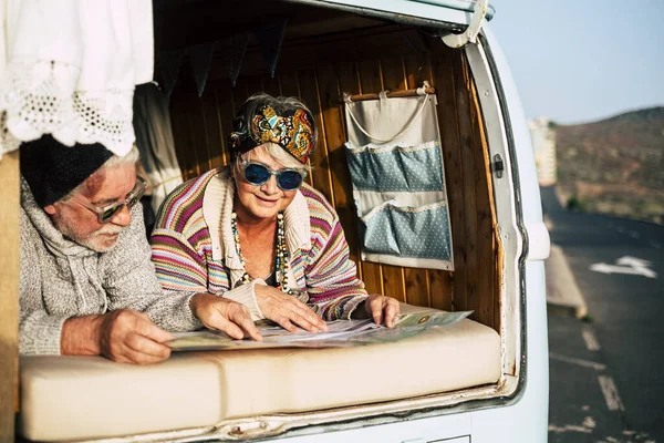 Glückliches Altes Seniorenpaar Genießt Die Gemeinsame Fahrt Altem Fahrzeug Oldtimer — Stockfoto