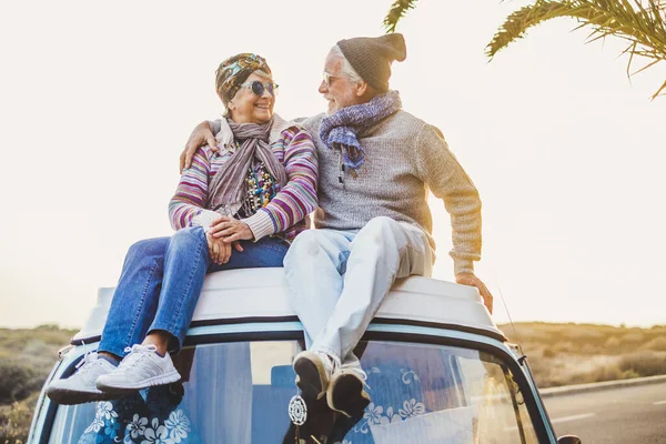 Seniorenpaar Setzt Sich Gemeinsam Auf Das Dach Des Transporters Und — Stockfoto