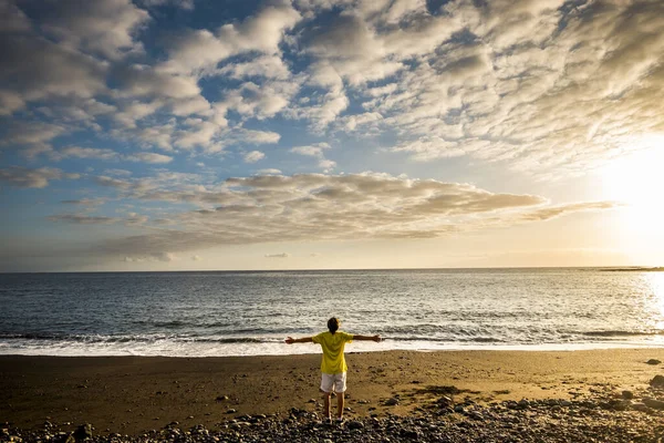 Красочный Закат Пляже Молодой Человек Стоящий Наслаждающийся Красотой Природы Океана — стоковое фото