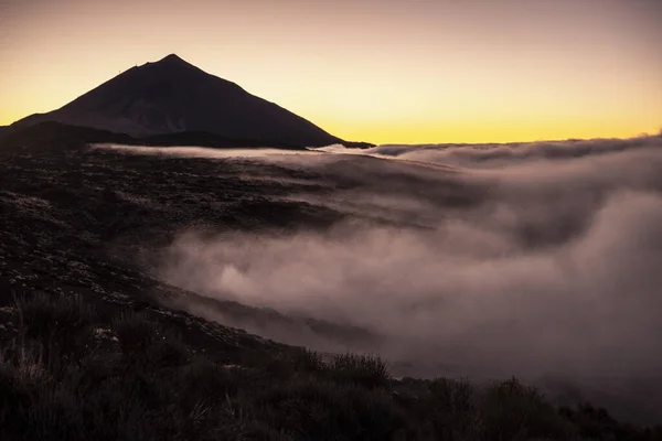 天気と嵐の概念 雲と高いトップのピークと谷と美しい霧の山の屋外の自然景観スペインのTenerife Teide Valcan — ストック写真