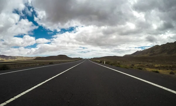 背景に長い道のりの地上の美しい景色ストレートアスファルト道路と青い雲の空 ドライブの概念と車両との旅行 — ストック写真
