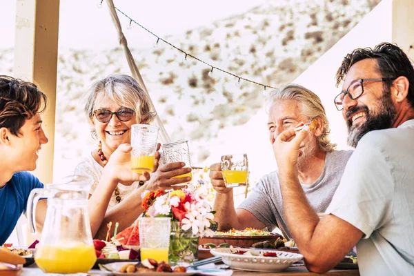Grupo Personas Caucásicas Felices Con Diferentes Edades Generaciones Disfrutan Divierten —  Fotos de Stock