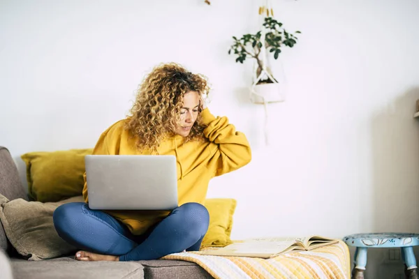 Voksen Blond Kvinne Hjemme Arbeider Med Bærbar Datamaskin Internett Tilkoblingsbegrep – stockfoto