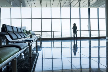 Coronavirus, dünya çapında turizm ve ulaşım için acil durum. Havaalanında kimse seyahat etmediği için yalnız insanlar var. 