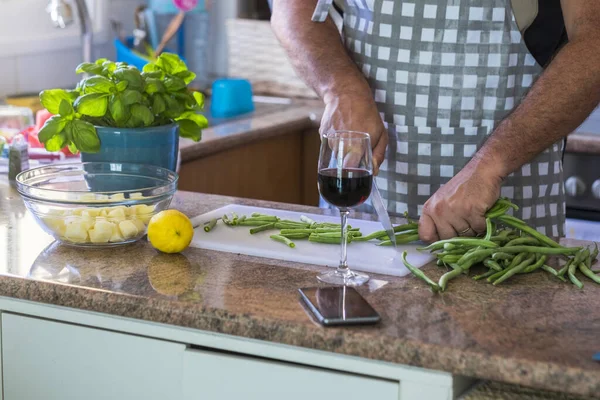 Primer Plano Del Hombre Adulto Cortando Verduras Casa Cocina —  Fotos de Stock