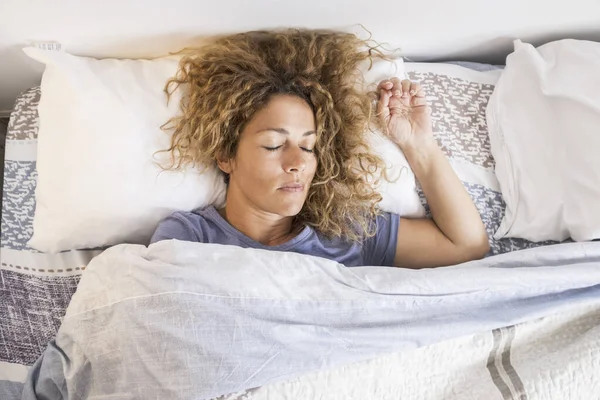 Mooie Blanke Volwassen Vrouw Slapen Ontspannen Thuis Het Bed — Stockfoto