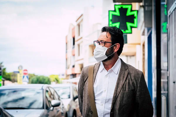 Volwassen Volwassen Blanke Man Lopen Buiten Stad Met Behulp Van — Stockfoto