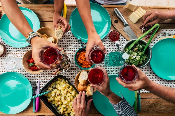 Ponad Widokiem Grupy Przyjaciół Ludzie Jedzą Piją Razem Świętując Dobrze — Zdjęcie stockowe