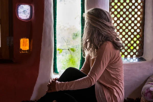 Самотня Біла Жінка Вдома Дивиться Через Вікно Відкритому Повітрі — стокове фото