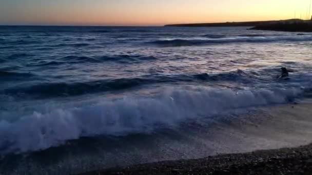 Utsikt Över Havet Vågor Och Strand Solnedgången Bakgrund — Stockvideo