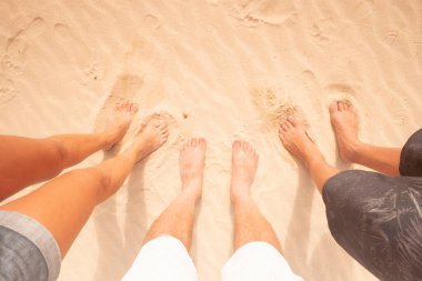 Aile bacakları üzerinde birlikte yaz tatilinde plajın tadını çıkarıyoruz. 