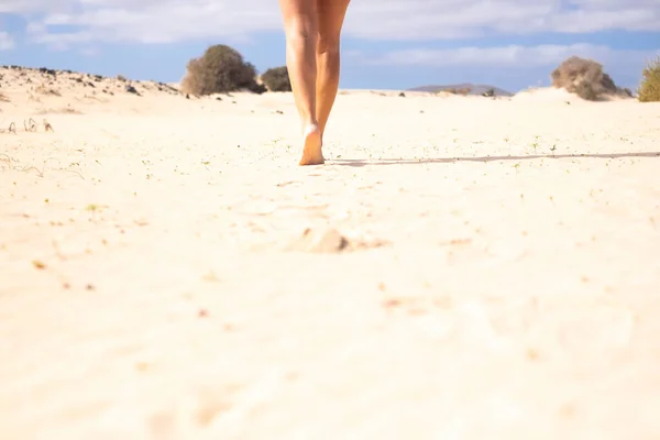 Κοντινό Πλάνο Του Γυμνού Νεαρή Όμορφη Γυναίκα Πόδια Περπάτημα Στην — Φωτογραφία Αρχείου