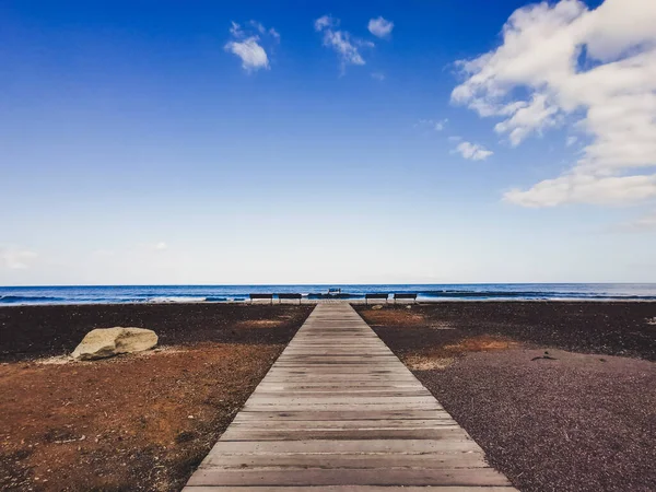 木製の桟橋と青い海と空を背景に夏休みの休暇のコンセプト — ストック写真