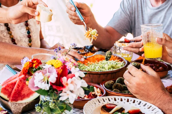 Familie Bij Lunch Scene Met Onherkenbare Gemengde Leeftijden Mensen Eten — Stockfoto