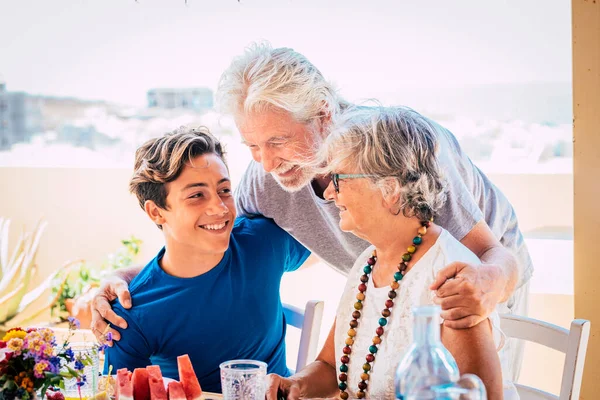 Personas Caucásicas Edades Generaciones Mixtas Abuelos Nietos Juntos Familia Mesa —  Fotos de Stock