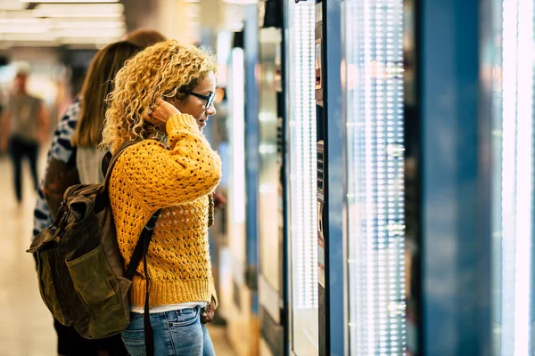 Koncepcja Podróży Młodej Kobiety Przy Automacie Jedzeniem Piciem Lotnisku Bramka — Zdjęcie stockowe