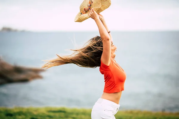 Felicidade Liberdade Alegre Pessoas Conceito Jovem Mulher Magro Bonito Com — Fotografia de Stock