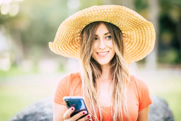 Moda Şapkası Telefonu Olan Güzel Beyaz Kadın Portresi — Stok fotoğraf