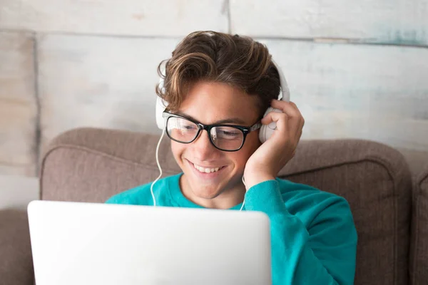 Joven Alegre Adolescente Feliz Chat Videoconferencia Ordenador Portátil Casa Bloqueo — Foto de Stock