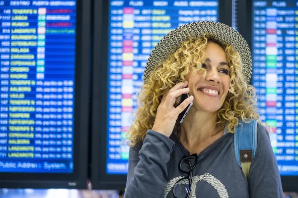 Onnellinen Hymy Iloinen Nuori Nainen Muotokuva Tehdä Puhelun Lentokentällä Matkan — kuvapankkivalokuva
