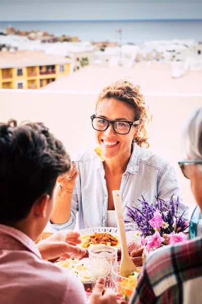 Encontro Familiar Feliz Almoço Com Pais Amigos Após Bloqueio Coronavírus — Fotografia de Stock