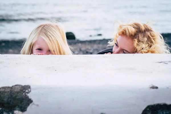 Happy Mother Child Play Together Hiding Laughing Outdoor Leisure Activity — Stock Photo, Image