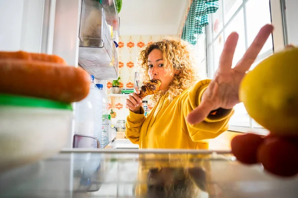 배가고 아름다운 아가씨는 케이크크로 냉장고를 음식을 찾는다 — 스톡 사진
