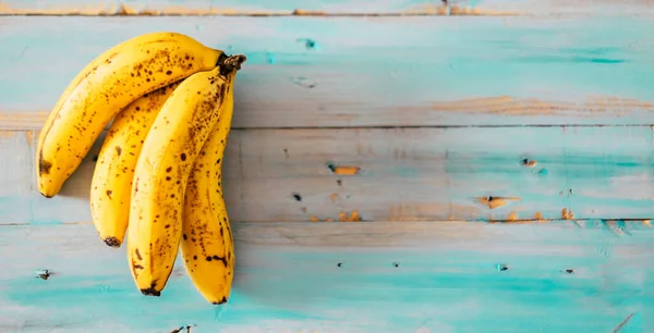 Frisk Velsmakende Naturlig Bananfrukt Gammelt Trebord – stockfoto