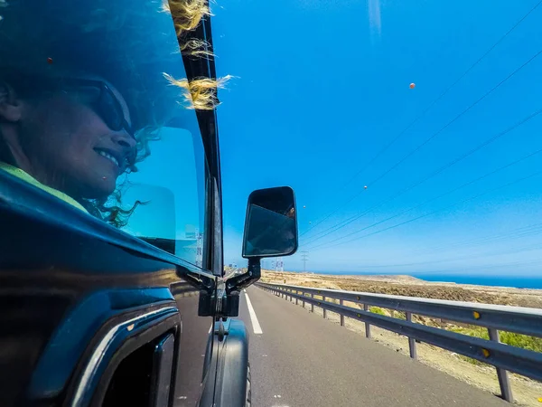 Lykkelig Ung Kvinne Reiser Bil Med Blå Himmel Havbakgrunn Utenfor – stockfoto