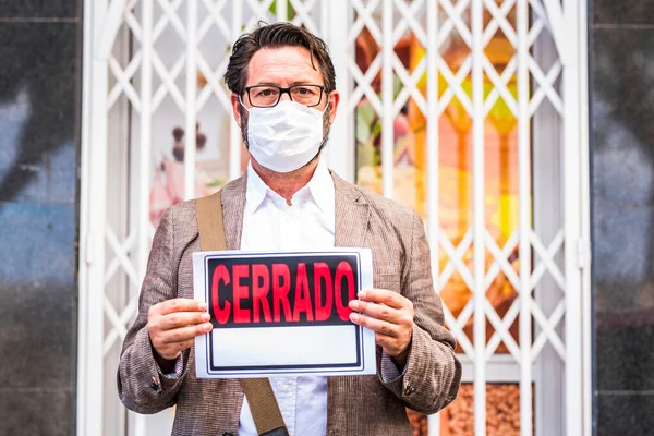 Felnőtt Profi Üzletember Spanyol Zárt Táblával Boltja Előtt Koronavírus Gazdasági — Stock Fotó