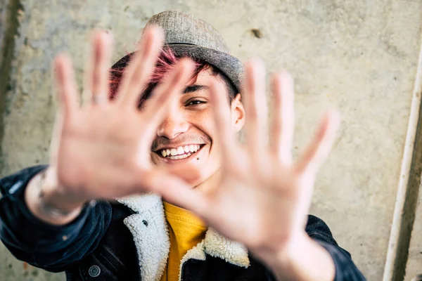 Alternativa Feliz Alegre Adolescente Diverso Esconder Seu Rosto Sorrir Com — Fotografia de Stock