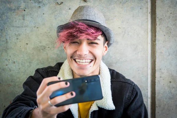 Young People Phone Technology Connection Happy Cheerful Alternative Diverse Boy — Stock Photo, Image