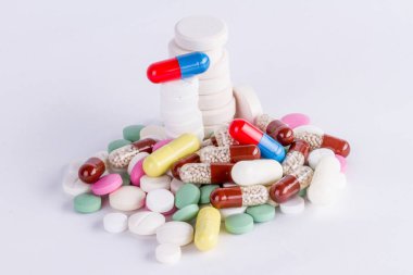 tabletler ve kapsüller tablet yığını içinde kule