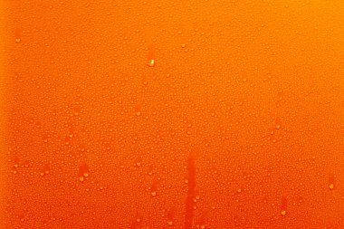 Su turuncu arka plan dokusu üzerinde damla renkli waterdrop smal