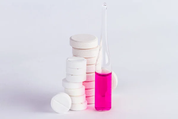 Lékařské ampule s prášky lékařství v růžová věž — Stock fotografie