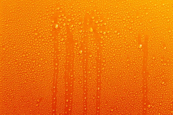 Gouttes d'eau sur fond orange Texture goutte d'eau colorée avec — Photo