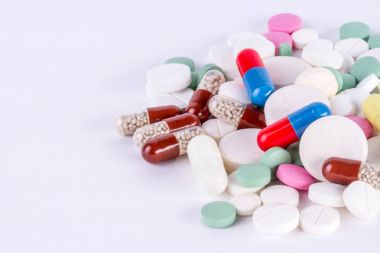 tabletler ve hap ve kapsül yarım büyük yığını