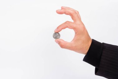 bir adamın elini iki parmak tutan çeyrek bir ABD Doları