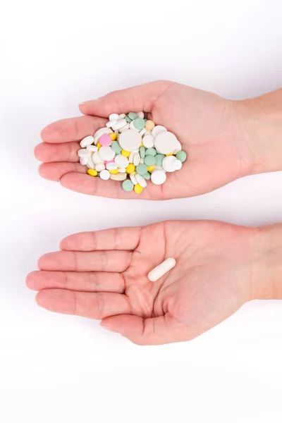 Fotografie z rukou s mnoha pilulky a kapsle bílé — Stock fotografie