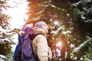 Doğada Hiking adam.