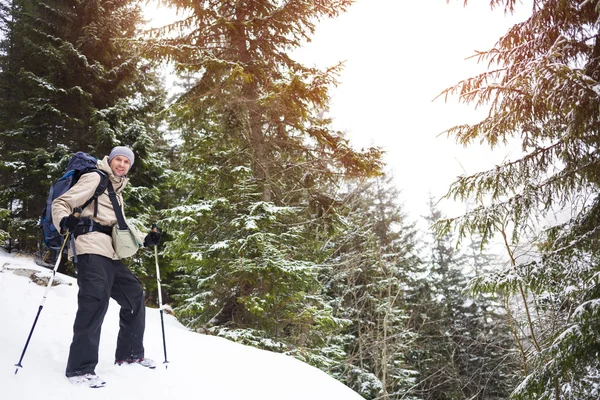 Homem Caminhadas na natureza . — Fotografia de Stock