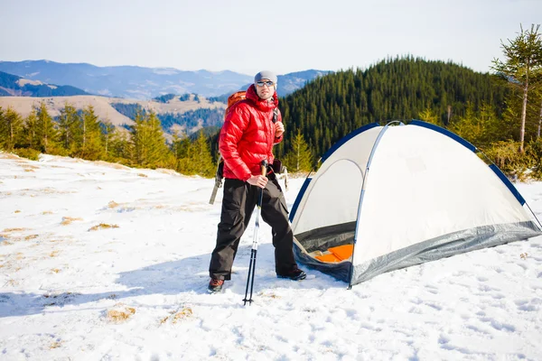 Ein Tourist steht neben dem Zelt. — Stockfoto