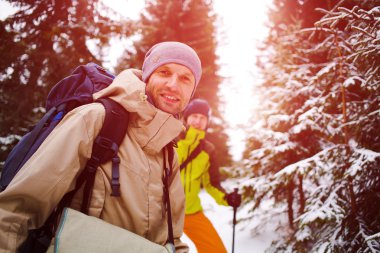 Bir grup dağcı dağlarda.