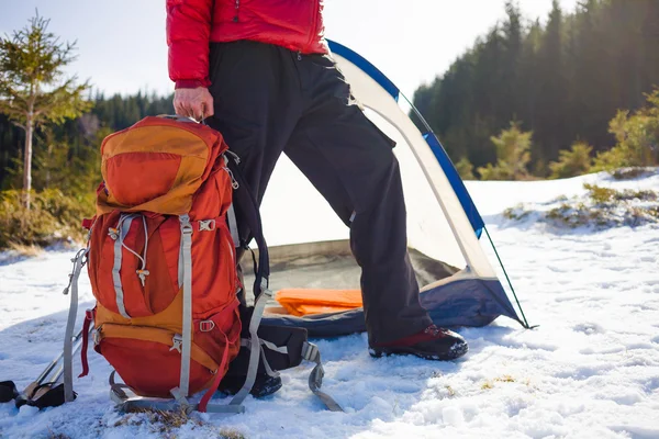 Um homem segurando uma mochila . — Fotografia de Stock