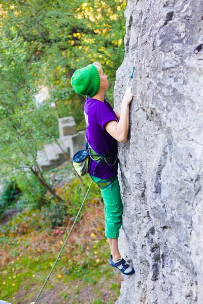 Ta holka vyleze rock. — Stock fotografie